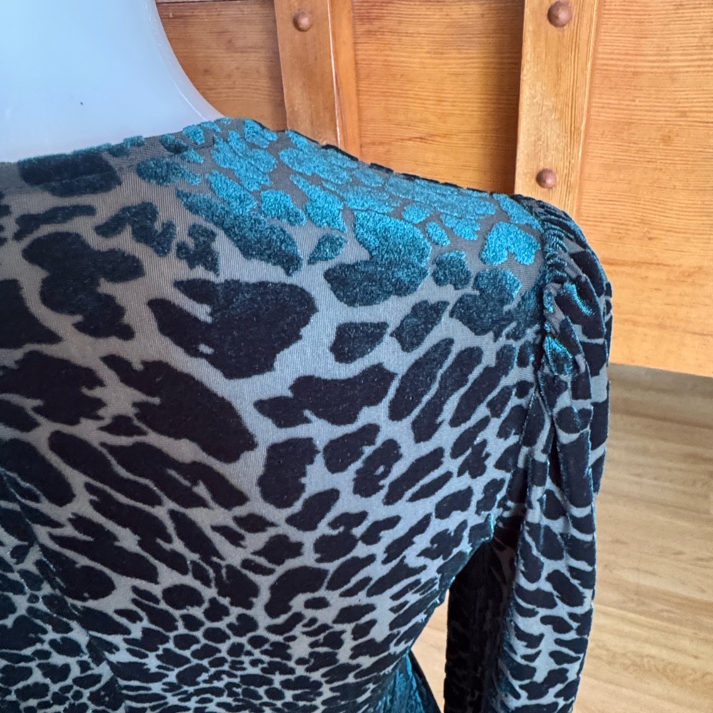 Calvin Klein size 4 velvet burnout Green Animal Print Long Sleeve Dress - Picture 10 of 12